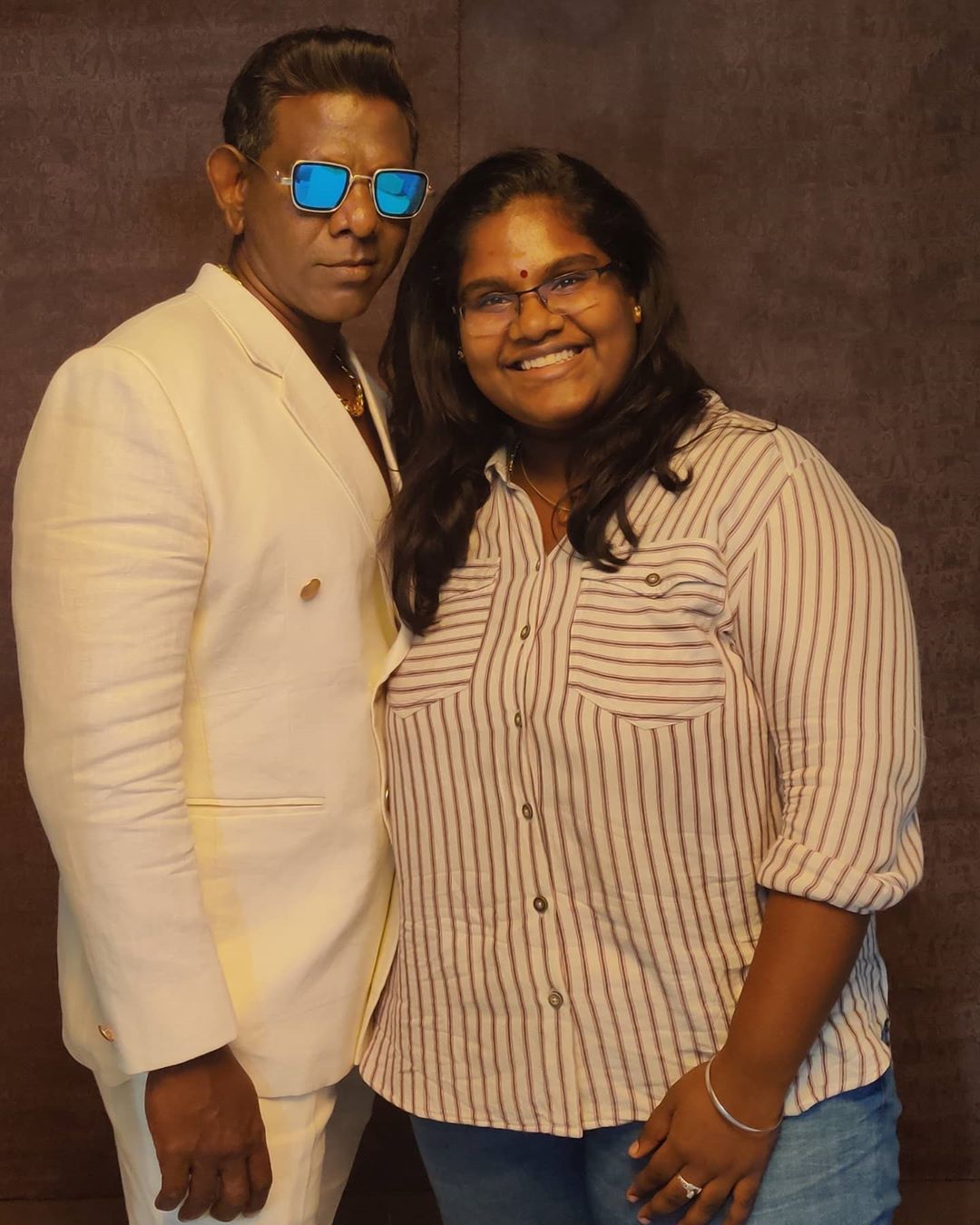 ஆனாலும் அவருடைய பாவனைகளில் வில்லனுக்கே உரிய முறைப்பும், பார்வையும் மாறவில்லை. அவர் வெளியிட்ட அந்த புகைப்படங்களுக்குக் கேப்ஷனாக நானே வில்லன் நானே ஹீரோ என்றும் ராயபுரம் முதல் ரஷ்யா வரை என கூறியுள்ளார். ஆனாலும் அவருடைய பாவனைகளில் வில்லனுக்கே உரிய முறைப்பும், பார்வையும் மாறவில்லை. அவர் வெளியிட்ட அந்த புகைப்படங்களுக்குக் கேப்ஷனாக நானே வில்லன் நானே ஹீரோ என்றும் ராயபுரம் முதல் ரஷ்யா வரை என கூறியுள்ளார்.