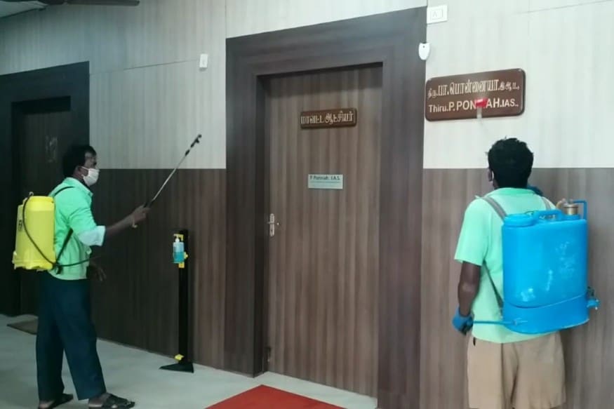 ஆட்சியர் அறை உள்ளிட்ட மூன்று அடுக்கு பகுதியில் உள்ள அனைத்து ஊழியர்களை வெளியேற்றிவிட்டு முழுவதும் சுத்தப்படுத்தி வருகின்றனர். ஆட்சியர் அறை உள்ளிட்ட மூன்று அடுக்கு பகுதியில் உள்ள அனைத்து ஊழியர்களை வெளியேற்றிவிட்டு முழுவதும் சுத்தப்படுத்தி வருகின்றனர்.