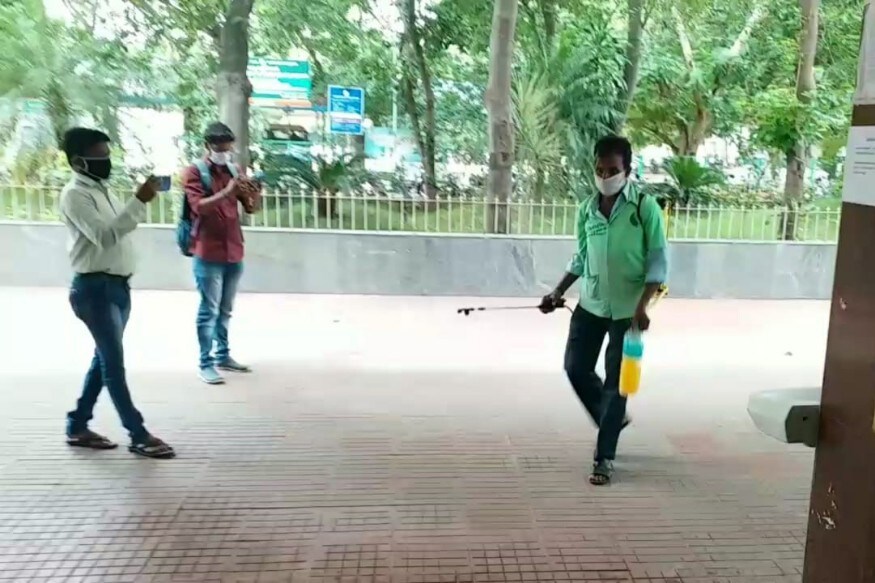 கடந்த சில நாட்களாக சளி, காய்ச்சல் என கொரோனா தொற்றுக்கு அறிகுறி இருந்ததால் ஆட்சியர் பொன்னையா தன்னை தானே தனிமைபடுத்திக்கொண்டார். கடந்த சில நாட்களாக சளி, காய்ச்சல் என கொரோனா தொற்றுக்கு அறிகுறி இருந்ததால் ஆட்சியர் பொன்னையா தன்னை தானே தனிமைபடுத்திக்கொண்டார்.