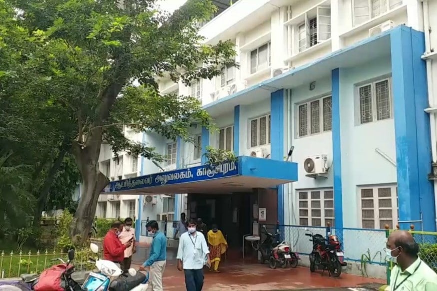 காஞ்சிபுரம் மாவட்டத்தில் கொரோனா பாதிப்பு நாளுக்கு நாள் உயர்ந்து வரும் சூழ்நிலையில் நேற்று காஞ்சிபுரம் மாவட்ட ஆட்சியர் பா.பொன்னையாவுக்கு கொரோனா பாதிப்பு உறுதி செய்யப்பட்டுள்ளது. காஞ்சிபுரம் மாவட்டத்தில் கொரோனா பாதிப்பு நாளுக்கு நாள் உயர்ந்து வரும் சூழ்நிலையில் நேற்று காஞ்சிபுரம் மாவட்ட ஆட்சியர் பா.பொன்னையாவுக்கு கொரோனா பாதிப்பு உறுதி செய்யப்பட்டுள்ளது.