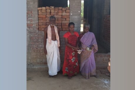 பழைய 500, 1000 ரூபாய் நோட்டுகளில் மகளின் திருமணத்திற்கு பணம்சேர்த்து வைத்திருந்த மாற்றுத்திறனாளி தாய்.. பழைய 500, 1000 ரூபாய் நோட்டுகளில் மகளின் திருமணத்திற்கு பணம்சேர்த்து வைத்திருந்த மாற்றுத்திறனாளி தாய்..