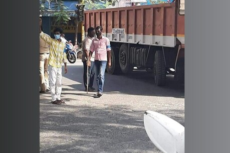 புதுச்சேரியில் காவல் துறையினருடன் இணைந்து பணியாற்ற தன்னார்வலர்களுக்குத் தடை புதுச்சேரியில் காவல் துறையினருடன் இணைந்து பணியாற்ற தன்னார்வலர்களுக்குத் தடை