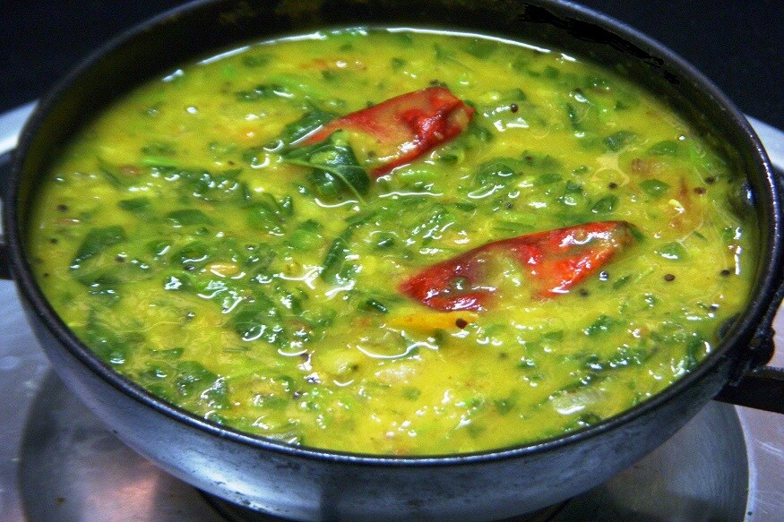 5. பருப்பு : உங்கள் குழந்தைகள் உணவில் பருப்பு வகைகளை சேர்க்கலாம். ஏனெனில் பருப்பு புரதத்தின் சிறந்த மூலமாகும். மேலும் இதனை அரிசி மற்றும் ரொட்டியுடன் சேர்த்து சாப்பிடும்போது மிகவும் ருசியாக இருக்கும் குழந்தைகளுக்கும் பிடிக்கும். பாசிப்பருப்பு, துவரம் பருப்பு என ஒவ்வொரு நாள் ஒவ்வொரு பருப்பு வகையை சமைத்து அதனுடன் சிறிது நெய் சேர்த்து குழந்தைகளுக்கு பரிமாறலாம். சப்பாத்திக்கு தால் வகை ரெசிபிக்களை சைடிஷாக கொடுக்கலாம். பருப்பு போலி, பருப்பு உருண்டை குழம்பு, பருப்புகள் நிறைந்த அடை தோசை ரெசிபிக்கள் உங்கள் குழந்தைகளுக்கு விருப்பமான உணவாக இருக்கும் என்பதால் இதனை அடிக்கடி அன்றாட உணவில் சேர்த்து கொள்ளலாம். 5. பருப்பு : உங்கள் குழந்தைகள் உணவில் பருப்பு வகைகளை சேர்க்கலாம். ஏனெனில் பருப்பு புரதத்தின் சிறந்த மூலமாகும். மேலும் இதனை அரிசி மற்றும் ரொட்டியுடன் சேர்த்து சாப்பிடும்போது மிகவும் ருசியாக இருக்கும் குழந்தைகளுக்கும் பிடிக்கும். பாசிப்பருப்பு, துவரம் பருப்பு என ஒவ்வொரு நாள் ஒவ்வொரு பருப்பு வகையை சமைத்து அதனுடன் சிறிது நெய் சேர்த்து குழந்தைகளுக்கு பரிமாறலாம். சப்பாத்திக்கு தால் வகை ரெசிபிக்களை சைடிஷாக கொடுக்கலாம். பருப்பு போலி, பருப்பு உருண்டை குழம்பு, பருப்புகள் நிறைந்த அடை தோசை ரெசிபிக்கள் உங்கள் குழந்தைகளுக்கு விருப்பமான உணவாக இருக்கும் என்பதால் இதனை அடிக்கடி அன்றாட உணவில் சேர்த்து கொள்ளலாம்.