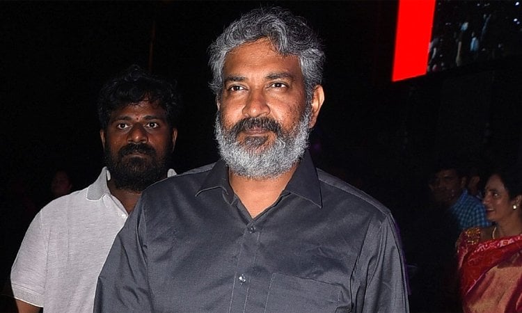 இதுகுறித்து அவருடைய ட்விட்டர் பதிவில், ‘கடந்த சில தினங்களுக்கு முன்னர் எனக்கும் என்னுடைய குடும்பத்தினருக்கும் லேசாக காய்ச்சல் வந்தது. அந்த காய்ச்சல் தானாகவே குணமடைந்தாலும், நாங்கள் கொரோனா பரிசோதனை மேற்கொண்டோம். அந்த சோதனை முடிவில் எங்களுக்கு லேசான அளவில் கொரோனா பாதிப்பு இருப்பது உறுதி செய்யப்பட்டுள்ளது. மருத்துவர்கள் ஆலோசனையின்படி, நாங்கள் வீட்டிலேயே தனிமைப்படுத்திக்கொண்டோம்’ என்று குறிப்பிட்டுள்ளார். இதுகுறித்து அவருடைய ட்விட்டர் பதிவில், ‘கடந்த சில தினங்களுக்கு முன்னர் எனக்கும் என்னுடைய குடும்பத்தினருக்கும் லேசாக காய்ச்சல் வந்தது. அந்த காய்ச்சல் தானாகவே குணமடைந்தாலும், நாங்கள் கொரோனா பரிசோதனை மேற்கொண்டோம். அந்த சோதனை முடிவில் எங்களுக்கு லேசான அளவில் கொரோனா பாதிப்பு இருப்பது உறுதி செய்யப்பட்டுள்ளது. மருத்துவர்கள் ஆலோசனையின்படி, நாங்கள் வீட்டிலேயே தனிமைப்படுத்திக்கொண்டோம்’ என்று குறிப்பிட்டுள்ளார்.