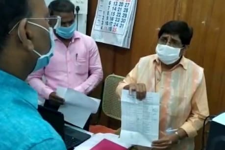 கொரோனா கட்டுப்பாட்டு மையத்தில் திடீர் ஆய்வு: அதிகாரிகளைக் கடுமையாக சாடிய கிரண்பேடி கொரோனா கட்டுப்பாட்டு மையத்தில் திடீர் ஆய்வு: அதிகாரிகளைக் கடுமையாக சாடிய கிரண்பேடி