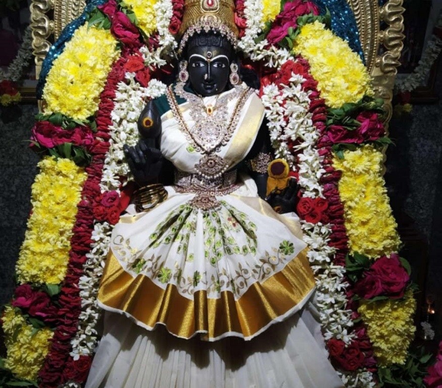 அதேபோல் தவிடை வெல்லத்துடன் குழைத்து மாவு போல் பிசைந்து தோசைக் கல்லில் சுட்டு எடுத்து சாப்பிடுவார்கள். அதில் மாவிளக்கு போட்டும் வீட்டில் சுட்டு சாப்பிடுவார்கள். அப்படி சாப்பிடுவதால் எந்த நோய்த் தொற்றும் நெருங்காது என்பது ஐதீகம். இது நோய் எதிர்ப்பு சக்தியை அதிகரிக்கும் மருந்தாகவும் உள்ளது. அந்த மூலிகைகள் நாட்டு மருந்து கடைகளில் கிடைக்கும். அதேபோல் தவிடை வெல்லத்துடன் குழைத்து மாவு போல் பிசைந்து தோசைக் கல்லில் சுட்டு எடுத்து சாப்பிடுவார்கள். அதில் மாவிளக்கு போட்டும் வீட்டில் சுட்டு சாப்பிடுவார்கள். அப்படி சாப்பிடுவதால் எந்த நோய்த் தொற்றும் நெருங்காது என்பது ஐதீகம். இது நோய் எதிர்ப்பு சக்தியை அதிகரிக்கும் மருந்தாகவும் உள்ளது. அந்த மூலிகைகள் நாட்டு மருந்து கடைகளில் கிடைக்கும்.