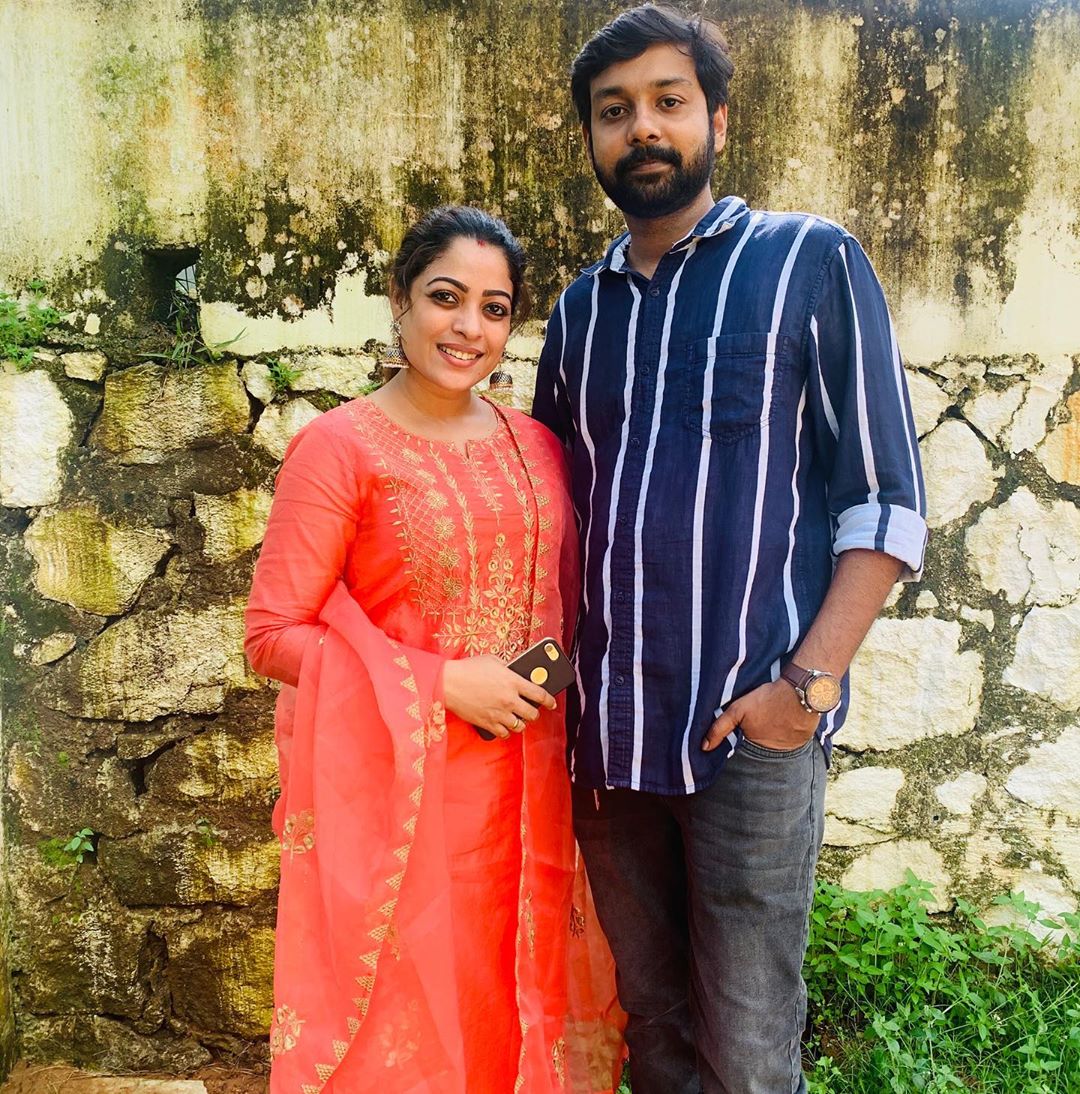 இந்நிலையில் சில தினங்களுக்கு முன்னர் அஞ்சலி ராவ்க்கு ஆண் குழந்தை பிறந்திருக்கிறது. இதையறிந்த பலரும் அஞ்சலி ராவ் - ஜோமின் தம்பதிக்கு வாழ்த்து தெரிவித்து வருகிறார்கள். இந்நிலையில் சில தினங்களுக்கு முன்னர் அஞ்சலி ராவ்க்கு ஆண் குழந்தை பிறந்திருக்கிறது. இதையறிந்த பலரும் அஞ்சலி ராவ் - ஜோமின் தம்பதிக்கு வாழ்த்து தெரிவித்து வருகிறார்கள்.