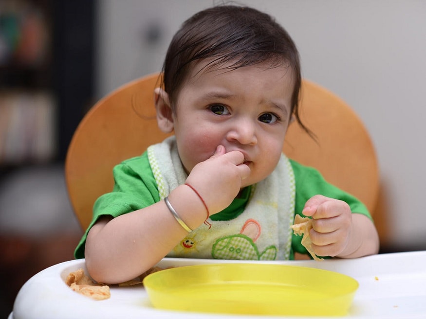பயறு : பயறு வகைகளை வேக வைத்துக் கொடுங்கள். இது அவர்களின் பற்கள் சீக்கிரம் முளைக்க உதவுமாம். ஈறுகளில் உண்டாகும் ஊறும் உணர்வு , வீக்கம் இருந்தாலும் சரியாகிவிடும். பயறு : பயறு வகைகளை வேக வைத்துக் கொடுங்கள். இது அவர்களின் பற்கள் சீக்கிரம் முளைக்க உதவுமாம். ஈறுகளில் உண்டாகும் ஊறும் உணர்வு , வீக்கம் இருந்தாலும் சரியாகிவிடும்.