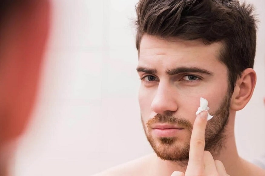 3. மாயிஸ்சரைசர்: (Moisturise) : தாடியை நன்கு கழுவி அதனை மாய்ஸ்சரைசர் செய்வதன் மூலம் தாடி எப்படி இருக்கிறதோ அப்படியே பராமரிக்க முடியும். மேலும் தாடி வளர்ச்சி அதிகரிக்கிறது. பலருக்கு தாடி முடிகள் கரடு முரடாக சிக்கல் விழுந்தது போல பின்னிக்கு கொள்ளும். அதுவே உங்கள் தாடியை மாய்ஸ்ச்சரைசர் செய்வதன் மூலம் தாடி மென்மையாவதால் தாடியை எளிதில் பிரிக்க முடியும். 3. மாயிஸ்சரைசர்: (Moisturise) : தாடியை நன்கு கழுவி அதனை மாய்ஸ்சரைசர் செய்வதன் மூலம் தாடி எப்படி இருக்கிறதோ அப்படியே பராமரிக்க முடியும். மேலும் தாடி வளர்ச்சி அதிகரிக்கிறது. பலருக்கு தாடி முடிகள் கரடு முரடாக சிக்கல் விழுந்தது போல பின்னிக்கு கொள்ளும். அதுவே உங்கள் தாடியை மாய்ஸ்ச்சரைசர் செய்வதன் மூலம் தாடி மென்மையாவதால் தாடியை எளிதில் பிரிக்க முடியும்.
