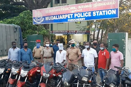 சரணடைய வைத்த கொரோனா : பைக் திருடிவிட்டு போலீஸாரிடம் இருந்து தப்பியோடியவர் தானாக முன்வந்து சரண்.. சரணடைய வைத்த கொரோனா : பைக் திருடிவிட்டு போலீஸாரிடம் இருந்து தப்பியோடியவர் தானாக முன்வந்து சரண்..