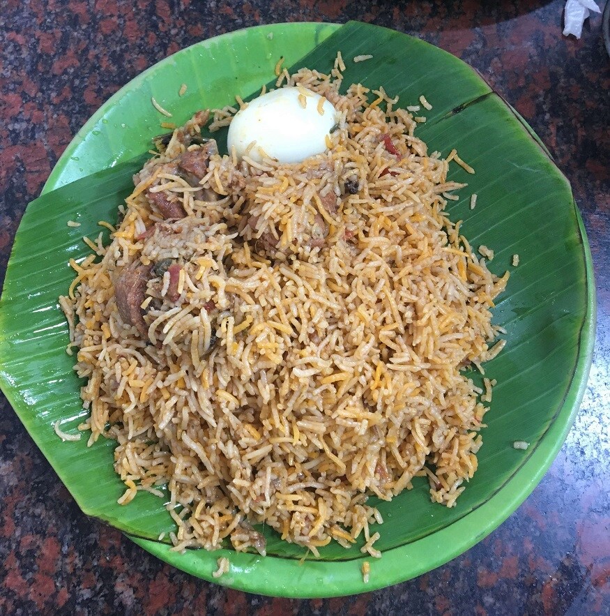 ஸ்டவ்வில் சூடாக்கப் போகிறீர்கள் என்றால் முதலில் சாதத்தில் ஒரு கையளவு தண்ணீர் ஊற்றி அதன் மேல் தெளியுங்கள். ஏனெனில் இந்த தண்ணீர்தான் சாதத்தை புதிதாக வடித்ததுபோல் ஈரப்பதத்தோடு பளபளவென இருக்கும். இல்லையெனில் வறண்டு இருக்கும். ஈரம் இல்லாமல் தொண்டையில் அடைத்துக்கொள்ளும் அளவிற்கு வறண்டு இருக்கும். ஸ்டவ்வில் சூடாக்கப் போகிறீர்கள் என்றால் முதலில் சாதத்தில் ஒரு கையளவு தண்ணீர் ஊற்றி அதன் மேல் தெளியுங்கள். ஏனெனில் இந்த தண்ணீர்தான் சாதத்தை புதிதாக வடித்ததுபோல் ஈரப்பதத்தோடு பளபளவென இருக்கும். இல்லையெனில் வறண்டு இருக்கும். ஈரம் இல்லாமல் தொண்டையில் அடைத்துக்கொள்ளும் அளவிற்கு வறண்டு இருக்கும்.