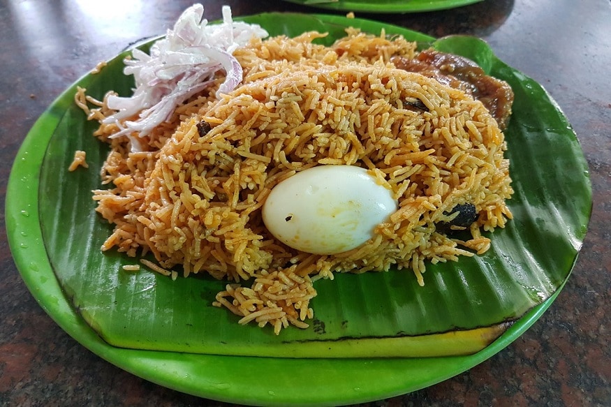 எத்தனை வகையான உணவுகளை உட்கொண்டாலும் பிரியாணிக்கு ஈடாக முடியுமா..? என பெருமையாக சொல்லிக்கொள்வார்கள். அத்தனை சுவை மிகுந்த பிரியாணி கொஞ்சம் மீதமானாலும் அதை எடுத்து வைத்து ஒரு பருக்கை கூட வீணடிக்காமல் சாப்பிடுவார்கள். அப்படி சாப்பிடும்போது மீண்டும் சூடாக்கி சுட சுட சாப்பிட்டால்தான் ருசியாக இருக்கும். எனவே மீதமான பிரியாணியை எப்படி சூடாக்க வேண்டும் என்று பார்க்கலாம். எத்தனை வகையான உணவுகளை உட்கொண்டாலும் பிரியாணிக்கு ஈடாக முடியுமா..? என பெருமையாக சொல்லிக்கொள்வார்கள். அத்தனை சுவை மிகுந்த பிரியாணி கொஞ்சம் மீதமானாலும் அதை எடுத்து வைத்து ஒரு பருக்கை கூட வீணடிக்காமல் சாப்பிடுவார்கள். அப்படி சாப்பிடும்போது மீண்டும் சூடாக்கி சுட சுட சாப்பிட்டால்தான் ருசியாக இருக்கும். எனவே மீதமான பிரியாணியை எப்படி சூடாக்க வேண்டும் என்று பார்க்கலாம்.