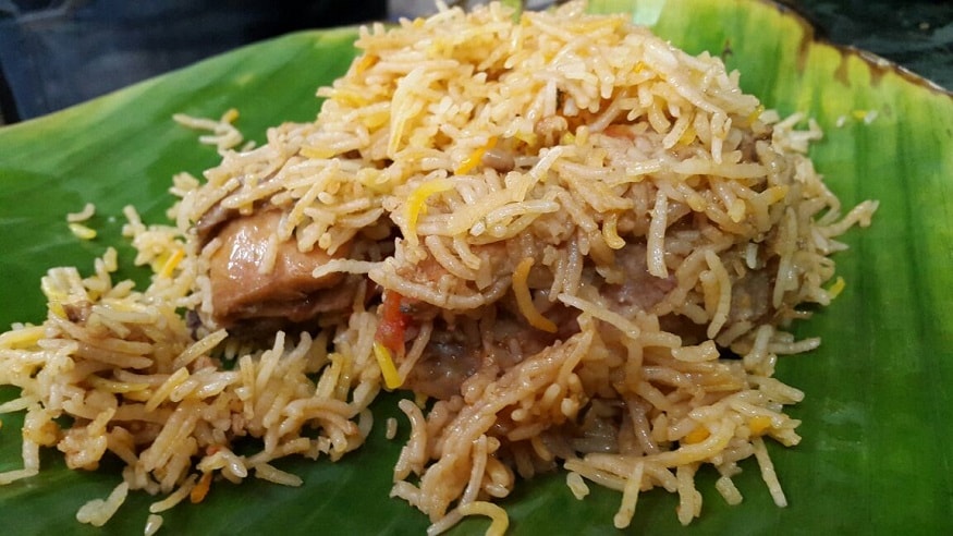 முதலில் இட்லி குக்கரில் இட்லி வேக வைப்பதுபோல் தண்ணீர் ஊற்றிக்கொள்ளுங்கள். பின் முதல் அடுக்கு தட்டில் பிரியாணியை கொட்டி பரப்பிக்கொள்ளுங்கள். பின் குக்கரை மூடி 10 நிமிடங்கள் கழித்து அடுப்பை அணைத்து திறந்து பாருங்கள். பிரியாணி சுட சுட பளபளக்கும். முதலில் இட்லி குக்கரில் இட்லி வேக வைப்பதுபோல் தண்ணீர் ஊற்றிக்கொள்ளுங்கள். பின் முதல் அடுக்கு தட்டில் பிரியாணியை கொட்டி பரப்பிக்கொள்ளுங்கள். பின் குக்கரை மூடி 10 நிமிடங்கள் கழித்து அடுப்பை அணைத்து திறந்து பாருங்கள். பிரியாணி சுட சுட பளபளக்கும்.