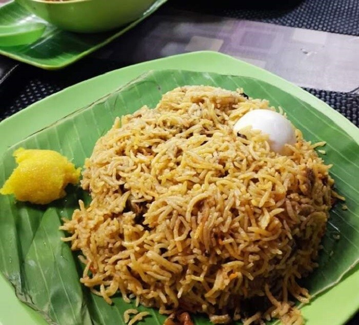 பிரியாணியை சூடாக்க மற்றொரு வழியும் உண்டு. அதாவது அதிகமான பிரியாணி மீதமானால் அதை இட்லி குக்கரில் வேக வைக்கலாம். பிரியாணியை சூடாக்க மற்றொரு வழியும் உண்டு. அதாவது அதிகமான பிரியாணி மீதமானால் அதை இட்லி குக்கரில் வேக வைக்கலாம்.