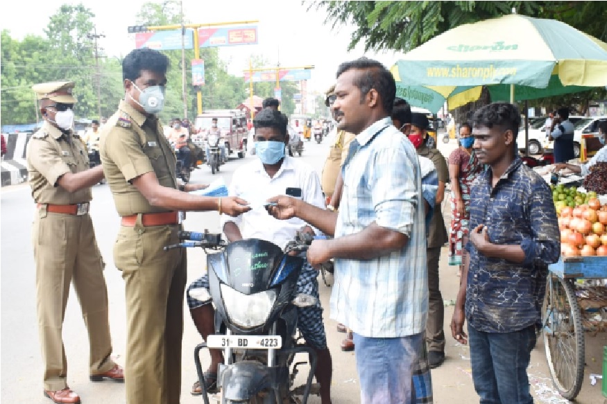 இலவசமாக முகக்கவசம் வழங்கும் காவல் ஆய்வாளர்