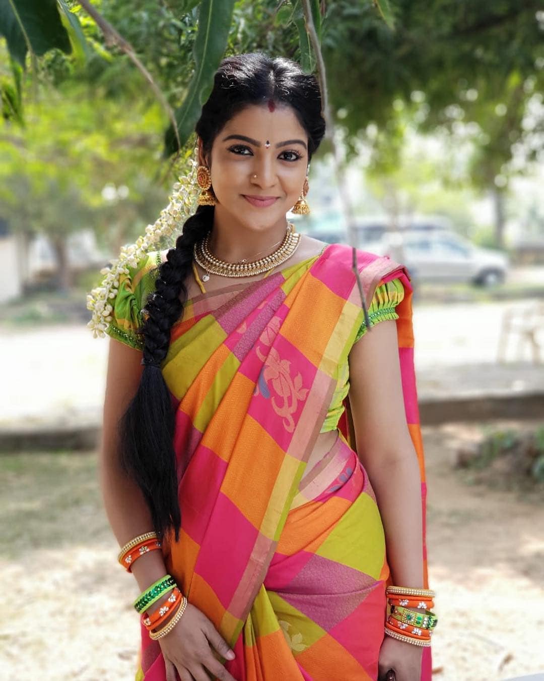 பண்டிகை, கோவில் நிகழ்ச்சிகள் , குடும்ப நிகழ்ச்சிகள் எனில் இந்த ஸ்டைல் எடுப்பாக இருக்கும். குறிப்பாக பிளவுஸ் பஃப் கை நல்ல பொருத்தம். பண்டிகை, கோவில் நிகழ்ச்சிகள் , குடும்ப நிகழ்ச்சிகள் எனில் இந்த ஸ்டைல் எடுப்பாக இருக்கும். குறிப்பாக பிளவுஸ் பஃப் கை நல்ல பொருத்தம்.