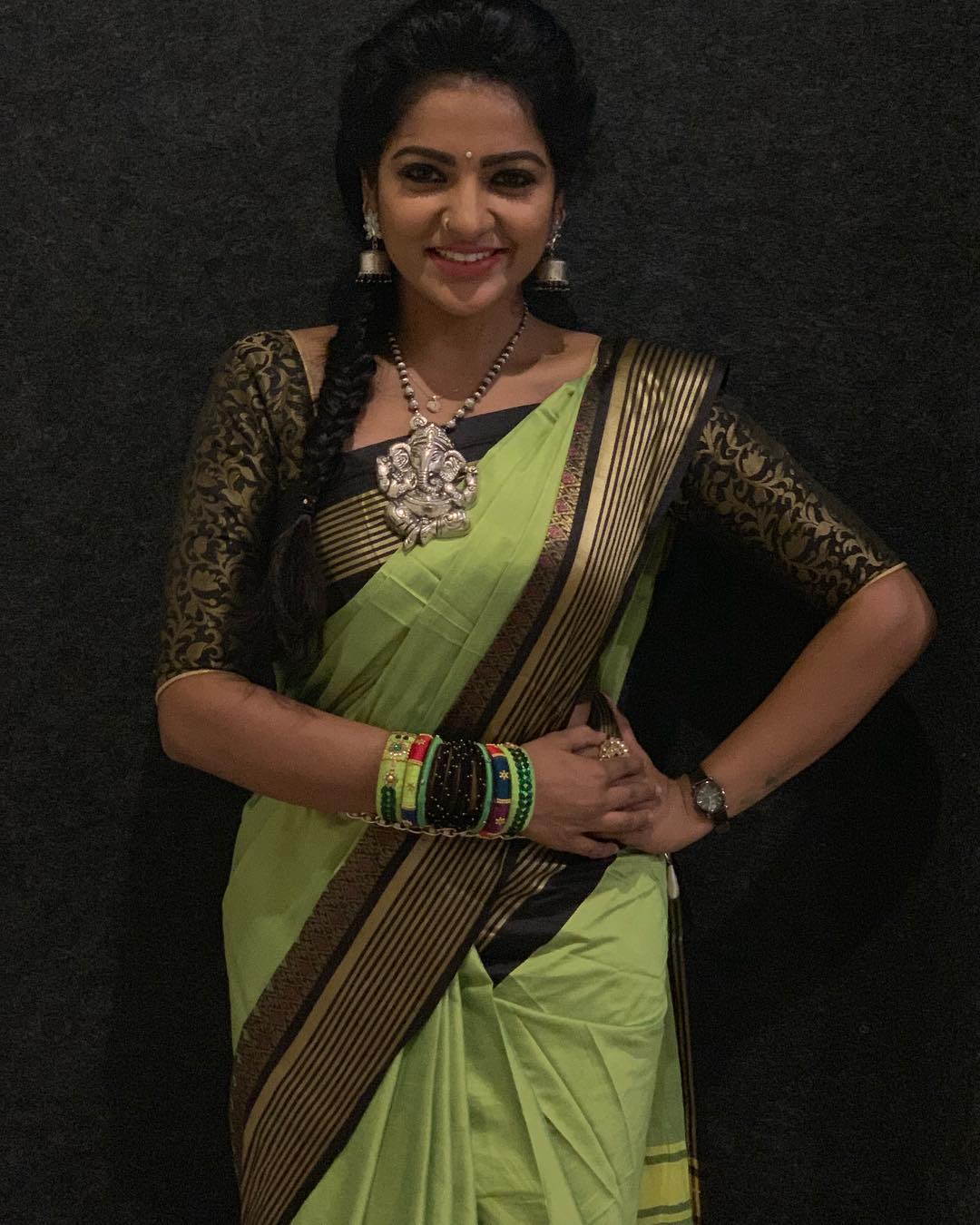 அப்படி நீங்களும் பருத்தி ஆடைகள் மீது கொள்ளை விருப்பம் கொண்டவர் எனில் நீங்கள் அவற்றை வகை வகையாகக் கட்டி கெத்து காட்ட பாண்டியன் ஸ்டோர்ஸ் சித்ராவின் சேலைத் தொகுப்பைக் காணலாம். அவரின் சில காட்டன் புடவை நேர்த்தியும் எளிமையாகவும் அதேசமயம் ரிச் தோற்றத்திலும் இருக்கும். அப்படி நீங்களும் பருத்தி ஆடைகள் மீது கொள்ளை விருப்பம் கொண்டவர் எனில் நீங்கள் அவற்றை வகை வகையாகக் கட்டி கெத்து காட்ட பாண்டியன் ஸ்டோர்ஸ் சித்ராவின் சேலைத் தொகுப்பைக் காணலாம். அவரின் சில காட்டன் புடவை நேர்த்தியும் எளிமையாகவும் அதேசமயம் ரிச் தோற்றத்திலும் இருக்கும்.