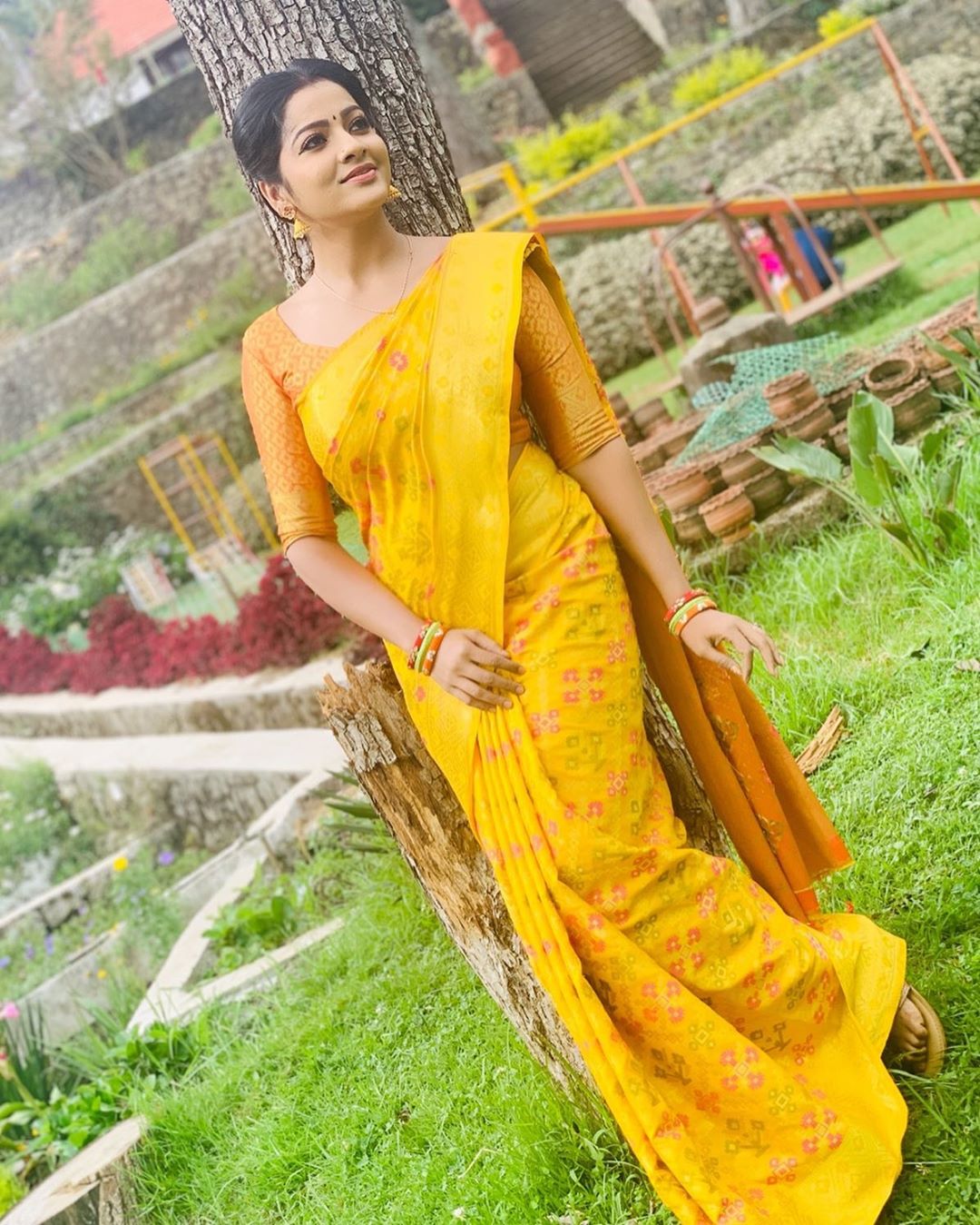 மஞ்சள் நிற புடவைக்கு காண்ட்ராஸ்டாக கோல்டன் நிற பிளவுஸ் எடுப்பாக உள்ளது. அதற்கு ஏற்ப மேட்சிங் மேக்அப் பெண்களின் டிரெண்ட் செட். மஞ்சள் நிற புடவைக்கு காண்ட்ராஸ்டாக கோல்டன் நிற பிளவுஸ் எடுப்பாக உள்ளது. அதற்கு ஏற்ப மேட்சிங் மேக்அப் பெண்களின் டிரெண்ட் செட்.