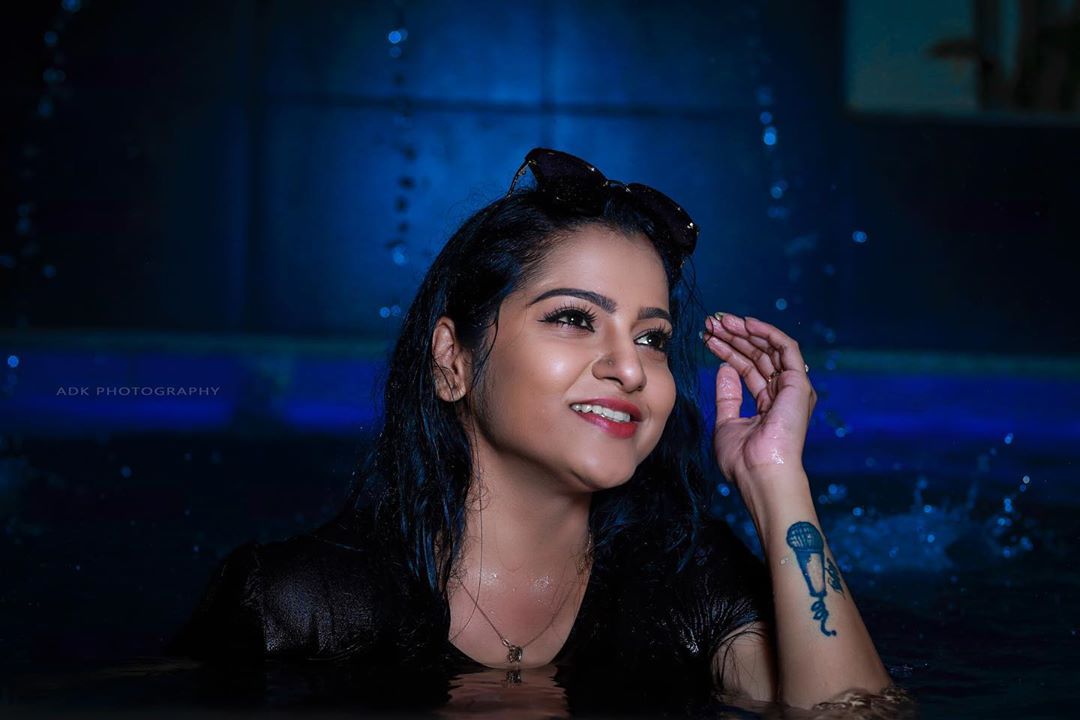 சித்ரா வெளியிட்ட இந்த புகைப்படங்களைப் பார்த்து அவரது அழகை வர்ணித்து நெட்டிசன்களும், ரசிகர்களும் கமெண்ட் பதிவிட்டு வருகின்றனர். (Photo: Instagram@chithuvj) சித்ரா வெளியிட்ட இந்த புகைப்படங்களைப் பார்த்து அவரது அழகை வர்ணித்து நெட்டிசன்களும், ரசிகர்களும் கமெண்ட் பதிவிட்டு வருகின்றனர். (Photo: Instagram@chithuvj)