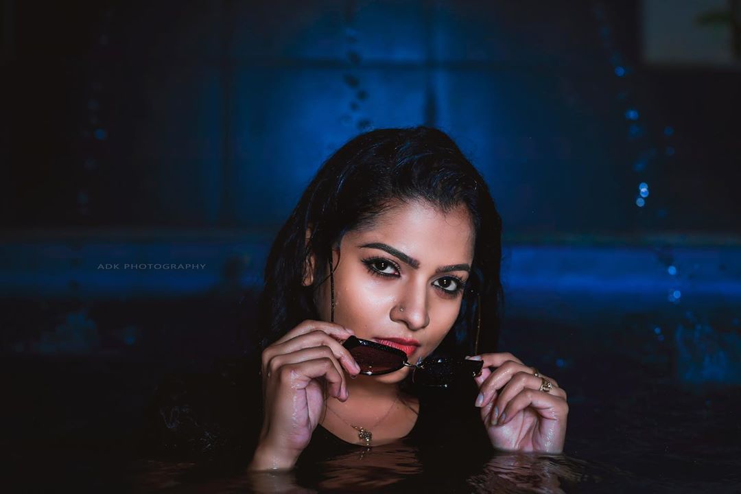 தற்போது நீச்சல்குளத்தில் நடத்திய போட்டோ ஷூட் புகைப்படங்களை இன்ஸ்டாகிராம் பக்கத்தில் பகிர்ந்துள்ளார். (Photo: Instagram@chithuvj) தற்போது நீச்சல்குளத்தில் நடத்திய போட்டோ ஷூட் புகைப்படங்களை இன்ஸ்டாகிராம் பக்கத்தில் பகிர்ந்துள்ளார். (Photo: Instagram@chithuvj)