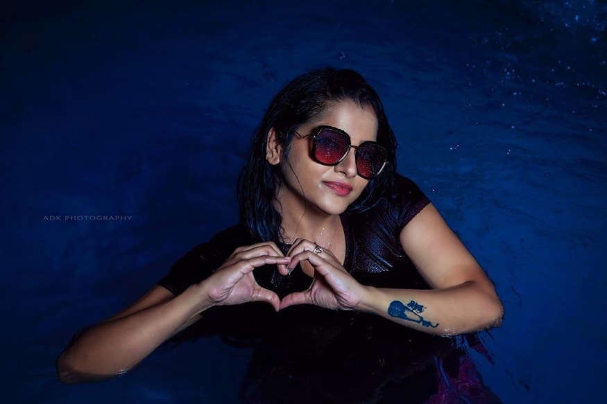 பாண்டியன் ஸ்டோர்ஸ் தொடரில் நடித்து வரும் சித்ரா நீச்சல் குளத்தில் எடுக்கப்பட்ட தனது புதிய புகைப்படங்களை வெளியிட்டுள்ளார். (Photo: Instagram@chithuvj) பாண்டியன் ஸ்டோர்ஸ் தொடரில் நடித்து வரும் சித்ரா நீச்சல் குளத்தில் எடுக்கப்பட்ட தனது புதிய புகைப்படங்களை வெளியிட்டுள்ளார். (Photo: Instagram@chithuvj)