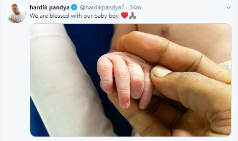  ஆண் குழந்தையுடன் ஆசீர்வதிக்கப்பட்டுள்ளோம் என்று ஹர்திக் பாண்டியா ட்வீட் செய்துள்ளார். குழந்தையின் கை புகைப்படத்தையும் அவர் பதிவிட்டுள்ளார்