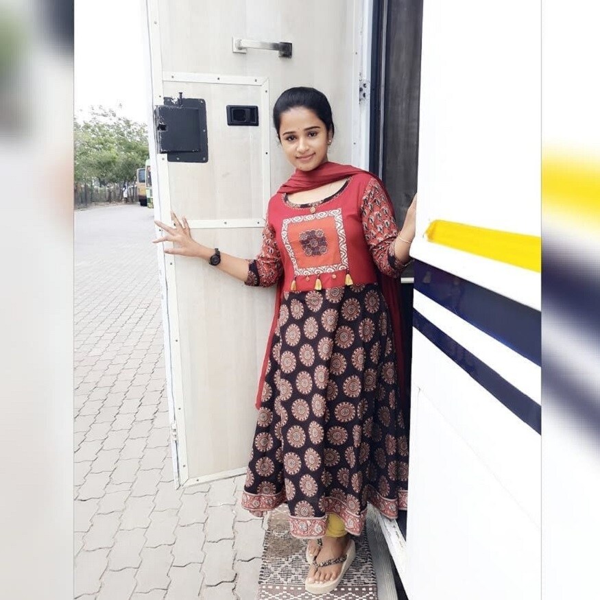 கோபி கதாபாத்திரத்துக்கு ஜோடியாக சூர்யா கதிரேசன் என்ற கேரக்டரில் ஸ்பூர்த்தி கவுடா நடித்து வந்தார். ஊரடங்குக்கு முன்னர் வரை இவர் கல்யாண வீடு சீரியலில் நடித்து வந்த நிலையில் தற்போது இவருக்கு பதிலாக நடிகை கன்னிகா ரவி மாற்றப்பட்டுள்ளார். கோபி கதாபாத்திரத்துக்கு ஜோடியாக சூர்யா கதிரேசன் என்ற கேரக்டரில் ஸ்பூர்த்தி கவுடா நடித்து வந்தார். ஊரடங்குக்கு முன்னர் வரை இவர் கல்யாண வீடு சீரியலில் நடித்து வந்த நிலையில் தற்போது இவருக்கு பதிலாக நடிகை கன்னிகா ரவி மாற்றப்பட்டுள்ளார்.