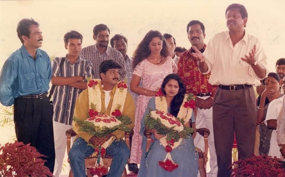 விரைவில் விஜய் - சங்கீதா தம்பதியின் திருமண நாள் வரவிருக்கும் நிலையில், கண்ணுக்குள் நிலவு பட ஷெட்டில் நடந்த திருமண கொண்டாட்ட புகைப்படங்கள் சமூக வலைதளத்தில் கவனம் பெற்று வருகிறது. அந்த புகைப்படத்தில் விஜய் - சங்கீதா இருவரும் மாலை அணிந்திருக்கின்றனர். அவர்களுடன் இயக்குநர் ஃபாசில், நடிகை ஷாலினி, தாமு, சார்லி, உள்ளிட்ட படக்குழுவினர் இருக்கின்றனர். விரைவில் விஜய் - சங்கீதா தம்பதியின் திருமண நாள் வரவிருக்கும் நிலையில், கண்ணுக்குள் நிலவு பட ஷெட்டில் நடந்த திருமண கொண்டாட்ட புகைப்படங்கள் சமூக வலைதளத்தில் கவனம் பெற்று வருகிறது. அந்த புகைப்படத்தில் விஜய் - சங்கீதா இருவரும் மாலை அணிந்திருக்கின்றனர். அவர்களுடன் இயக்குநர் ஃபாசில், நடிகை ஷாலினி, தாமு, சார்லி, உள்ளிட்ட படக்குழுவினர் இருக்கின்றனர்.