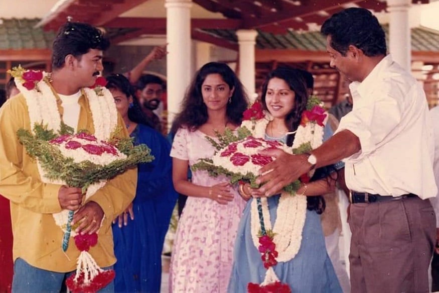 ' கண்ணுக்குள் நிலவு படப்பிடிப்பு தளத்தில் விஜய் - சங்கீதா தம்பதியிக்கு மாலை அணிவித்து கொண்டாட்டத்தில் ஈடுபட்ட புகைப்படங்கள் வெளியாகியுள்ளன. ' கண்ணுக்குள் நிலவு படப்பிடிப்பு தளத்தில் விஜய் - சங்கீதா தம்பதியிக்கு மாலை அணிவித்து கொண்டாட்டத்தில் ஈடுபட்ட புகைப்படங்கள் வெளியாகியுள்ளன.