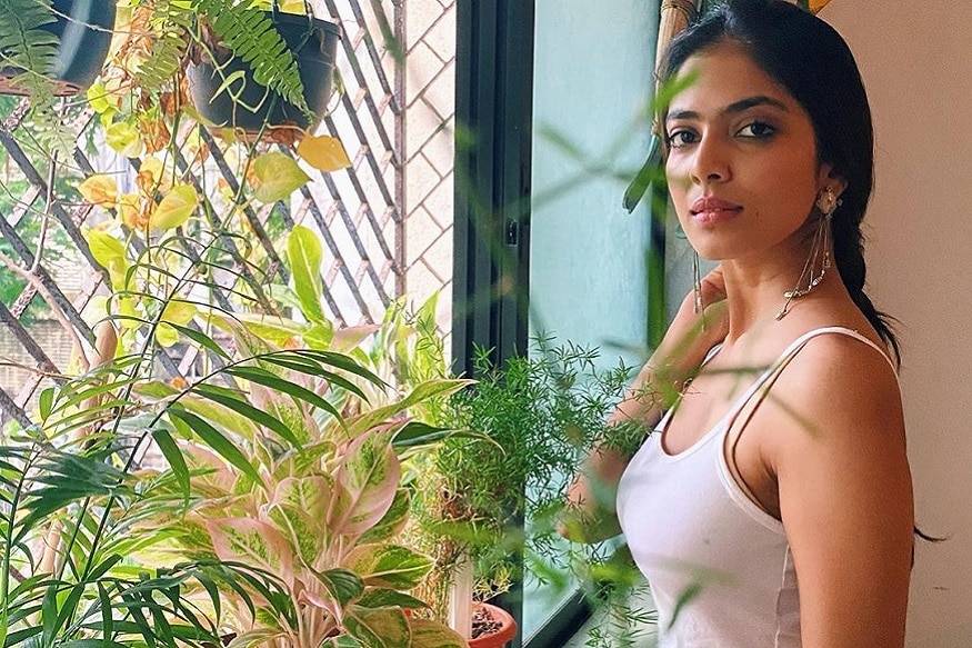 தனுஷூக்கு பிறந்தநாள் வாழ்த்து சொல்லி ட்வீட் செய்த மாஸ்டர் பட ஹீரோயின் மாளவிகா மோகனன், “பிறந்தநாள் வாழ்த்துகள் தனுஷ். வரும் வருடம் உங்களுக்கு சிறப்பானதாக இருக்கட்டும். உங்களுடன் நடிக்க உற்சாகமாக இருக்கிறேன். யாராவது நம் இருவரையும் ஒரு படத்தில் ஜோடியாக நடிக்க வைப்பார்கள்” என்று நம்பிக்கையுடன் காத்திருக்கிறேன்” என்று தெரிவித்துள்ளார். தனுஷூக்கு பிறந்தநாள் வாழ்த்து சொல்லி ட்வீட் செய்த மாஸ்டர் பட ஹீரோயின் மாளவிகா மோகனன், “பிறந்தநாள் வாழ்த்துகள் தனுஷ். வரும் வருடம் உங்களுக்கு சிறப்பானதாக இருக்கட்டும். உங்களுடன் நடிக்க உற்சாகமாக இருக்கிறேன். யாராவது நம் இருவரையும் ஒரு படத்தில் ஜோடியாக நடிக்க வைப்பார்கள்” என்று நம்பிக்கையுடன் காத்திருக்கிறேன்” என்று தெரிவித்துள்ளார்.