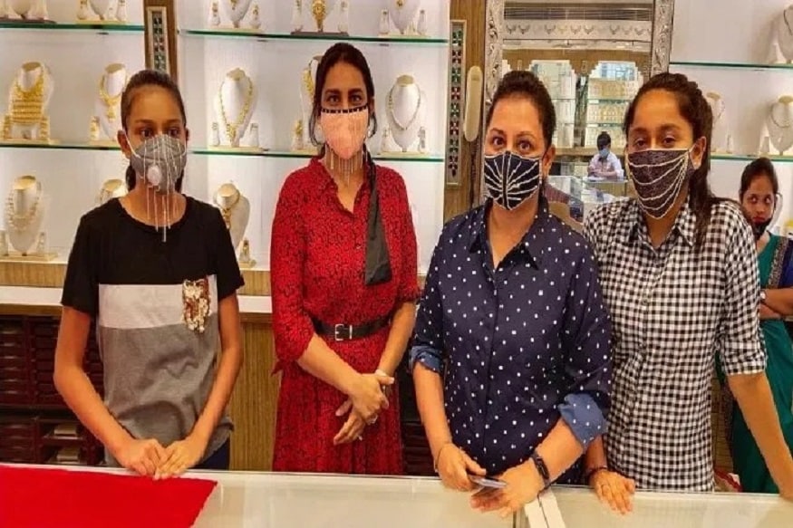 கொரோனா தொற்றிற்கு கட்டாயம் முகக்கவசம் அணிய வேண்டும் என்று கூறியபோது முதன் முதலில் ஒருமுறை பயன்படுத்தக்கூடிய சர்ஜிகல் மாஸ்க் வெளியானது. அதன்பிறகு N95 மாஸ்க் , பின்பு துவைத்து மீண்டும் பயன்படுத்தக்கூடிய வகையிலான காட்டன் மாஸ்குகள் வந்தன. பின் ஃபேஷன் பிரிண்டுகளுடன் வெளியாகின. அதன்பின்பு பட்டு, சில்க், ஜியார்ஜெட், வெல்வெட் என எண்னற்ற வடிவமைப்புகளில் மாஸ்க் வெளியானது. கொரோனா தொற்றிற்கு கட்டாயம் முகக்கவசம் அணிய வேண்டும் என்று கூறியபோது முதன் முதலில் ஒருமுறை பயன்படுத்தக்கூடிய சர்ஜிகல் மாஸ்க் வெளியானது. அதன்பிறகு N95 மாஸ்க் , பின்பு துவைத்து மீண்டும் பயன்படுத்தக்கூடிய வகையிலான காட்டன் மாஸ்குகள் வந்தன. பின் ஃபேஷன் பிரிண்டுகளுடன் வெளியாகின. அதன்பின்பு பட்டு, சில்க், ஜியார்ஜெட், வெல்வெட் என எண்னற்ற வடிவமைப்புகளில் மாஸ்க் வெளியானது.