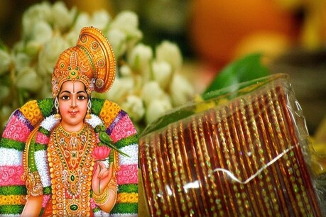 ஆடிப்பூரத்தில் அம்மனுக்கு வளையல் சார்த்த முடியவில்லையா..? வீட்டில் இருந்தபடி எப்படி வழிபடுவது..? ஆடிப்பூரத்தில் அம்மனுக்கு வளையல் சார்த்த முடியவில்லையா..? வீட்டில் இருந்தபடி எப்படி வழிபடுவது..?