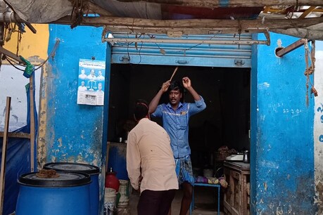 கோவில்பட்டியில் செல்போன் மூலம் ஆர்டர் எடுத்து ஊரடங்கை மீறி இறைச்சி விற்பனை: கடைகளுக்கு சீல் வைத்த வட்டாட்சியர் கோவில்பட்டியில் செல்போன் மூலம் ஆர்டர் எடுத்து ஊரடங்கை மீறி இறைச்சி விற்பனை: கடைகளுக்கு சீல் வைத்த வட்டாட்சியர்