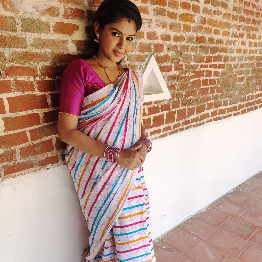 இத்தொடரின் மீனா கதாபாத்திரத்தில் நடித்துவரும் ஹேமா கர்ப்பம் தரித்திருப்பதாக கதை நடந்து வருகிறது. இத்தொடரின் மீனா கதாபாத்திரத்தில் நடித்துவரும் ஹேமா கர்ப்பம் தரித்திருப்பதாக கதை நடந்து வருகிறது.