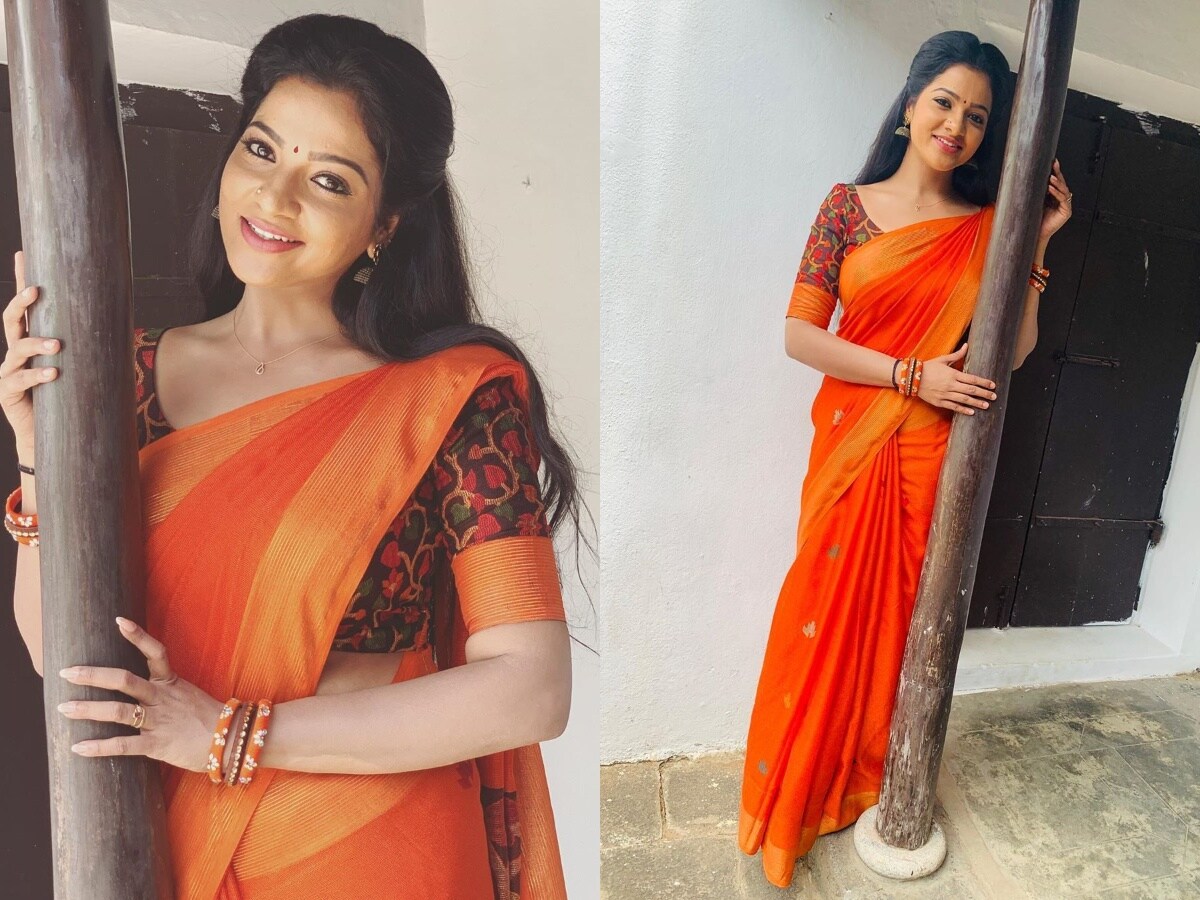 அதற்கு அடுத்ததாக அவர் கவனிக்கும் விஷயம் புடவைக்கு ஏற்ப பிளவுஸ். கட்டும் காட்டன் புடவை பிளெயினாகவும், சிம்பிளாகவும் இருப்பதால் அணியும் பிளவுஸில் கொஞ்சம் வேலைப்பாடுகளுடன் காண்ட்ராஸ்ட் நிறத்தில் அணிகிறார். அதேபோல் அவர் அணியும் பிளவுஸ் அனைத்துமே அரைக் கை ஸ்லீவ் வைத்தே அணிகிறார். அதுதான் அந்த புடவைகளுக்கு எடுப்பாகவும் உள்ளது. அதற்கு அடுத்ததாக அவர் கவனிக்கும் விஷயம் புடவைக்கு ஏற்ப பிளவுஸ். கட்டும் காட்டன் புடவை பிளெயினாகவும், சிம்பிளாகவும் இருப்பதால் அணியும் பிளவுஸில் கொஞ்சம் வேலைப்பாடுகளுடன் காண்ட்ராஸ்ட் நிறத்தில் அணிகிறார். அதேபோல் அவர் அணியும் பிளவுஸ் அனைத்துமே அரைக் கை ஸ்லீவ் வைத்தே அணிகிறார். அதுதான் அந்த புடவைகளுக்கு எடுப்பாகவும் உள்ளது.
