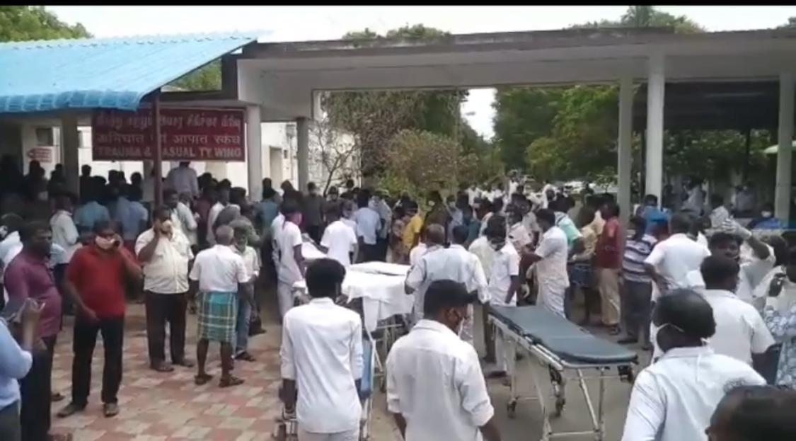 இதனால் அங்கு பதற்றம் நிலவுகிறது அசம்பாவிதம் ஏதும் நடக்காமல் இருக்க போலீசார் குவிக்கப்பட்டுள்ளனர். இதனால் அங்கு பதற்றம் நிலவுகிறது அசம்பாவிதம் ஏதும் நடக்காமல் இருக்க போலீசார் குவிக்கப்பட்டுள்ளனர்.