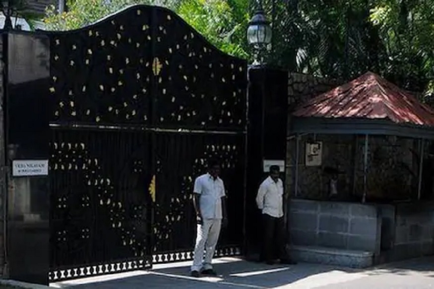 ஜெயலலிதா வசித்த போயஸ் கார்டன் வீடு அரசுடைமை ஆக்கப்பட்ட நிலையில், வீட்டில் உள்ள அசையும் சொத்துக்களின் விபரங்களை தமிழக அரசு அரசிதழில் வெளியிட்டுள்ளது.