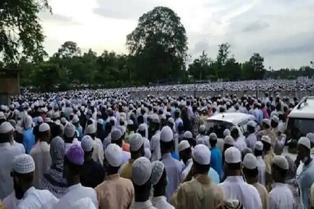 அசாமில் மதபோதகரின் இறுதிச் சடங்கில் 10,000 பேர் கலந்துகொண்டதால் பரபரப்பு- 3 கிராமங்களுக்கு சீல் அசாமில் மதபோதகரின் இறுதிச் சடங்கில் 10,000 பேர் கலந்துகொண்டதால் பரபரப்பு- 3 கிராமங்களுக்கு சீல்