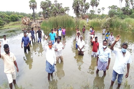 புதுச்சேரியில் 3 ஏக்கர் ஏரி நிலத்தை சொந்தம்கொண்டாடிய நபர்: நீரில் இறங்கி போராடிய மக்கள் புதுச்சேரியில் 3 ஏக்கர் ஏரி நிலத்தை சொந்தம்கொண்டாடிய நபர்: நீரில் இறங்கி போராடிய மக்கள்