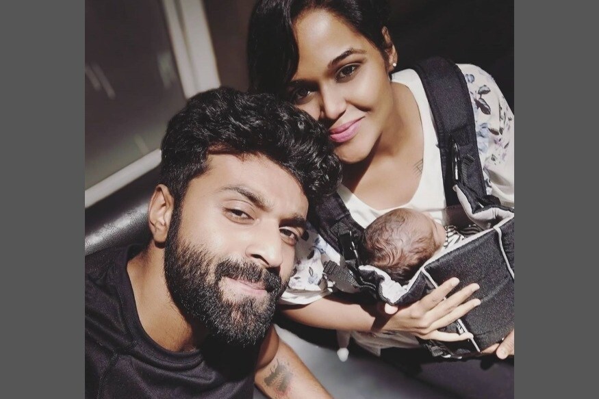 பின்னணி பாடகியும் பிக்பாஸ் பிரபலமுமான ரம்யா தனக்கு குழந்தை பிறந்திருப்பதாக மகிழ்ச்சியுடன் தெரிவித்துள்ளார். பின்னணி பாடகியும் பிக்பாஸ் பிரபலமுமான ரம்யா தனக்கு குழந்தை பிறந்திருப்பதாக மகிழ்ச்சியுடன் தெரிவித்துள்ளார்.