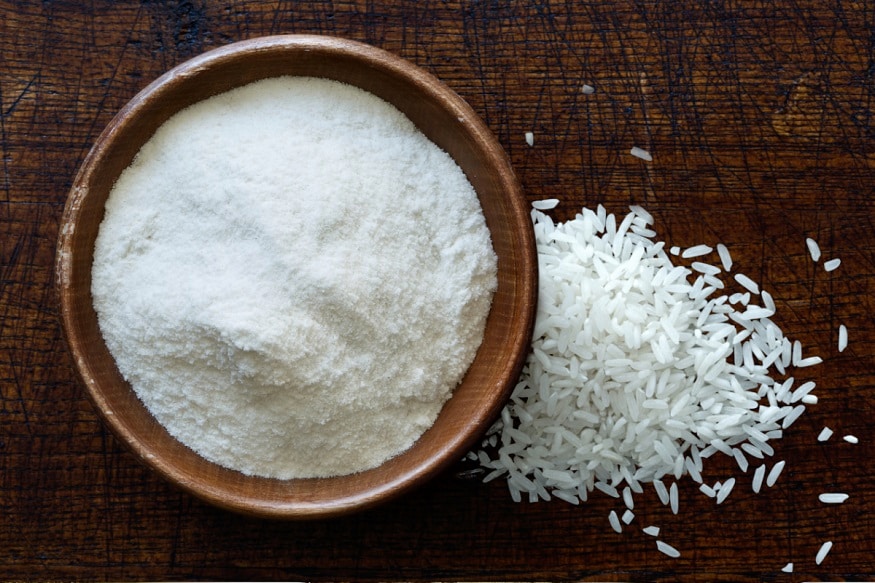 அரிசி மாவு : உருளைக்கிழங்கு சாறு 1 ஸ்பூன், அரிசி மாவு 1 ஸ்பூன், எலுமிச்சை சாறு 1 ஸ்பூன் மற்றும் தேன் 1 ஸ்பூன் என எடுத்துக்கொள்ளுங்கள். அனைத்தையும் ஒன்றாகக் கலந்து முகத்தில் ஃபேஸ் பேக் போல் அப்ளை செய்து 20 நிமிடங்கள் கழித்து கழுவிவிடுங்கள். அரிசி மாவு : உருளைக்கிழங்கு சாறு 1 ஸ்பூன், அரிசி மாவு 1 ஸ்பூன், எலுமிச்சை சாறு 1 ஸ்பூன் மற்றும் தேன் 1 ஸ்பூன் என எடுத்துக்கொள்ளுங்கள். அனைத்தையும் ஒன்றாகக் கலந்து முகத்தில் ஃபேஸ் பேக் போல் அப்ளை செய்து 20 நிமிடங்கள் கழித்து கழுவிவிடுங்கள்.