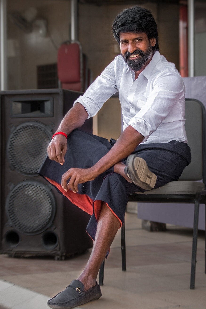 தற்போது வெள்ளை சட்டை கருப்பு வேட்டி அணிந்து வித்தியாசமான கெட்டப்பில் இருக்கும் புகைப்படத்தை தனது ட்விட்டரில் பதிவிட்டு, “கொரனாவை வெல்வோம், தரமாக வாழ்வோம்” என்று பதிவிட்டுள்ளார். தற்போது வெள்ளை சட்டை கருப்பு வேட்டி அணிந்து வித்தியாசமான கெட்டப்பில் இருக்கும் புகைப்படத்தை தனது ட்விட்டரில் பதிவிட்டு, “கொரனாவை வெல்வோம், தரமாக வாழ்வோம்” என்று பதிவிட்டுள்ளார்.