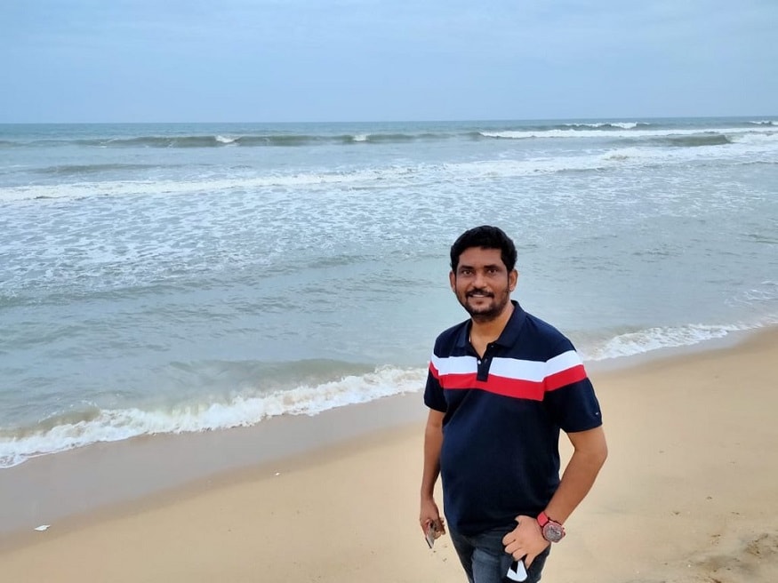 தற்போது தயாரிப்பாளர் சுரேஷ் காமாட்சி மாநாடு படம் குறித்த தனது ட்விட்டர் பதிவில், “மாநாடு படம் பற்றிய அப்டேட்டை அடிக்கடி பலரும் கேட்டு வருகின்றனர். தற்போது ஒட்டுமொத்த திரையுலகமே அரசின் அனுமதிக்காக காத்திருக்கிறோம். அரசு பச்சைக் கொடி காட்டியவுடன் மாநாடு ஷூட்டிங் தொடங்கப்படும். பாதுகாப்பாக இருங்கள்” என்று கூறியுள்ளார். தற்போது தயாரிப்பாளர் சுரேஷ் காமாட்சி மாநாடு படம் குறித்த தனது ட்விட்டர் பதிவில், “மாநாடு படம் பற்றிய அப்டேட்டை அடிக்கடி பலரும் கேட்டு வருகின்றனர். தற்போது ஒட்டுமொத்த திரையுலகமே அரசின் அனுமதிக்காக காத்திருக்கிறோம். அரசு பச்சைக் கொடி காட்டியவுடன் மாநாடு ஷூட்டிங் தொடங்கப்படும். பாதுகாப்பாக இருங்கள்” என்று கூறியுள்ளார்.