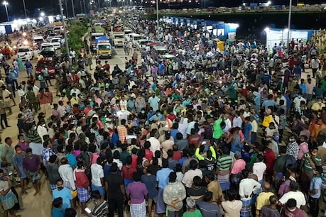 திருமழிசை காய்கறி சந்தையில் 2000-க்கும் மேற்பட்ட வியாபாரிகள், லாரி ஓட்டுநர்கள் ஆர்ப்பாட்டம்.. திருமழிசை காய்கறி சந்தையில் 2000-க்கும் மேற்பட்ட வியாபாரிகள், லாரி ஓட்டுநர்கள் ஆர்ப்பாட்டம்..