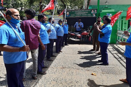 ரூ.12000 வரை சம்பளம் பிடித்தம்.. அரசு போக்குவரத்து ஊழியர்கள் வேதனை ரூ.12000 வரை சம்பளம் பிடித்தம்.. அரசு போக்குவரத்து ஊழியர்கள் வேதனை
