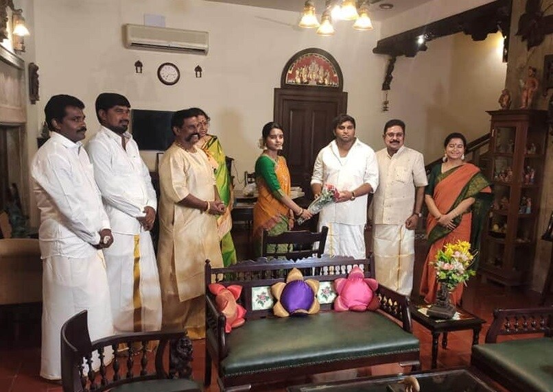 இவர்களது திருமணம் விரைவில் சசிகலாவின் தலைமையில் திருமணம் நடைபெறும் என தகவல் வெளியாகி உள்ளது. சசிகலாவின் ரீஎன்ட்ரிக்கு திருமணம் கைகொடுக்கும் என நெருங்கிய உறவினர்கள் தகவல் தெரிவித்துள்ளனர். சசிகலா சிறையிலிருந்தபடியே தன் உறவுகள் மூலம் இந்த திருமணத்தை பேசி முடித்திருக்கிறார். இவர்களது திருமணம் விரைவில் சசிகலாவின் தலைமையில் திருமணம் நடைபெறும் என தகவல் வெளியாகி உள்ளது. சசிகலாவின் ரீஎன்ட்ரிக்கு திருமணம் கைகொடுக்கும் என நெருங்கிய உறவினர்கள் தகவல் தெரிவித்துள்ளனர். சசிகலா சிறையிலிருந்தபடியே தன் உறவுகள் மூலம் இந்த திருமணத்தை பேசி முடித்திருக்கிறார்.