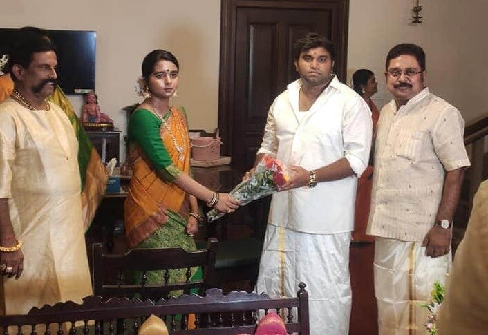 டிடிவி.தினகரன் மகள் ஜெயஹரிணி. ஜெயஹரிணிக்கும், முன்னாள் தஞ்சாவூர் காங்கிரஸ் எம்.பி (1991-1996)துளசி வாண்டையார் பேரனும், கிருஷ்ணசாமி வாண்டையார் மகனுக்கும் திருமணம் நிச்சயக்கப்பட்டுள்ளது. டிடிவி.தினகரன் மகள் ஜெயஹரிணி. ஜெயஹரிணிக்கும், முன்னாள் தஞ்சாவூர் காங்கிரஸ் எம்.பி (1991-1996)துளசி வாண்டையார் பேரனும், கிருஷ்ணசாமி வாண்டையார் மகனுக்கும் திருமணம் நிச்சயக்கப்பட்டுள்ளது.