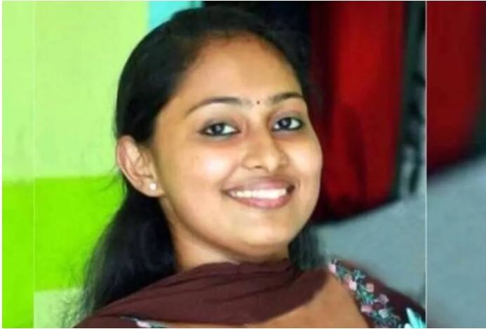 அமெரிக்காவின் தெற்கு புளோரிடாவில் உள்ள கோரல் ஸ்பிரிங் பகுதியில் உள்ள மருத்துவமனையில் செவிலியராக பணியாற்றி வருகிறார் மெரின் ஜாய். அமெரிக்காவின் தெற்கு புளோரிடாவில் உள்ள கோரல் ஸ்பிரிங் பகுதியில் உள்ள மருத்துவமனையில் செவிலியராக பணியாற்றி வருகிறார் மெரின் ஜாய்.