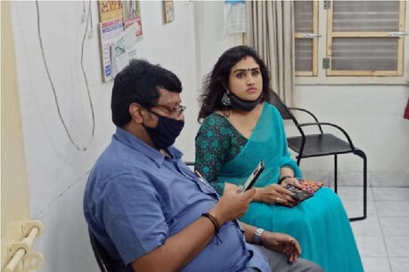 இரு தரப்பிலும் பரபரப்பு புகார் - காவல் நிலையத்தில் நடிகை வனிதாவிடம் விசாரணை