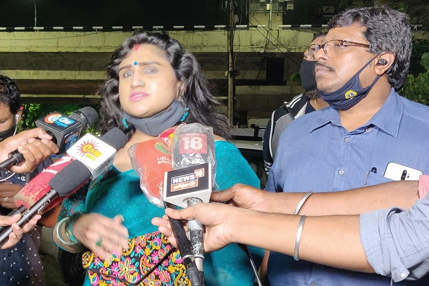 இதையடுத்து தனது திருமணத்தைப் பற்றியும் தன்னைப்பற்றியும் சமூகவலைதளத்தில் விமர்சித்த சூர்யா தேவி, கஸ்தூரி உள்ளிட்டோர் மீது நடிகை வனிதா போலீசில் புகாரளித்தார். இதையடுத்து தனது திருமணத்தைப் பற்றியும் தன்னைப்பற்றியும் சமூகவலைதளத்தில் விமர்சித்த சூர்யா தேவி, கஸ்தூரி உள்ளிட்டோர் மீது நடிகை வனிதா போலீசில் புகாரளித்தார்.
